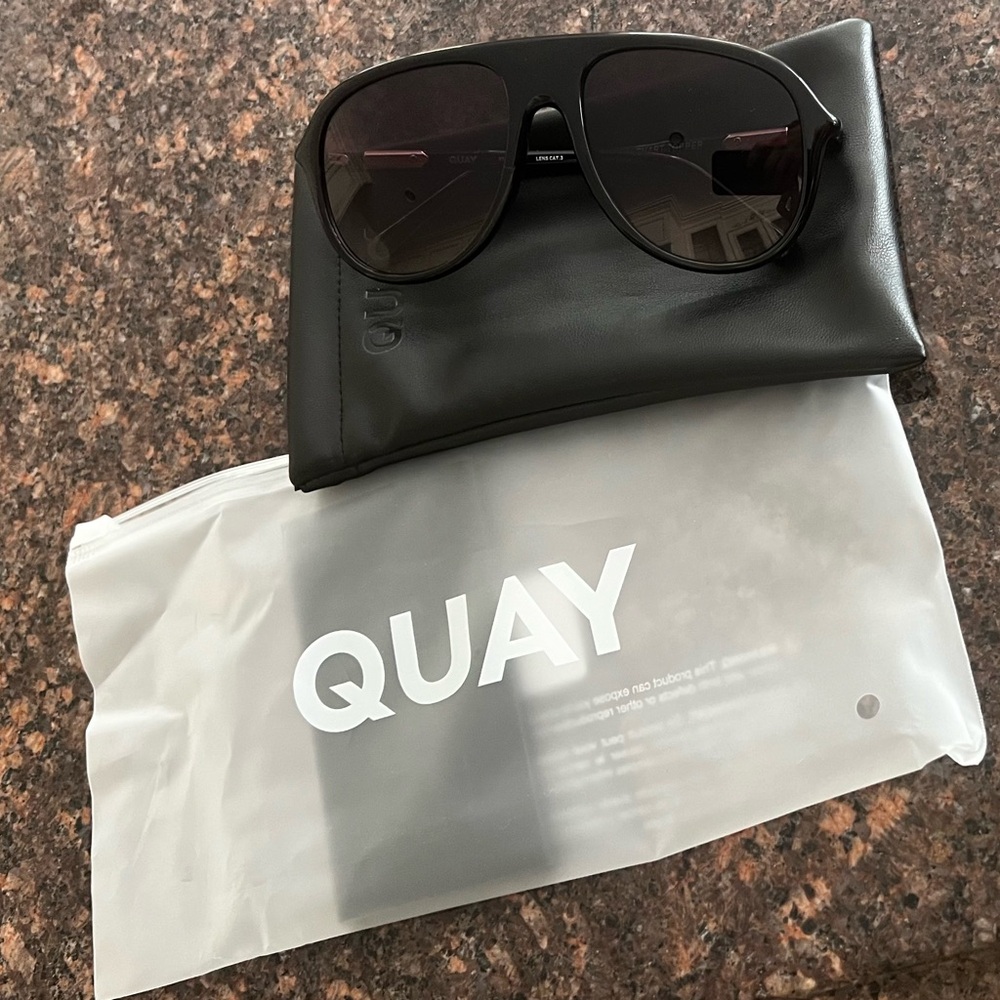 BRAND NEW* QUAY CHART TOPPER
BLACK/SMOKE TAUPE SUNGLASSES